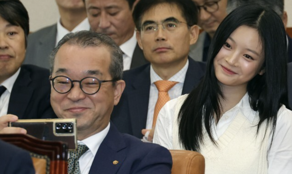 국감에 온 하니와 '인증셀카' 찍는 전 한화 부회장