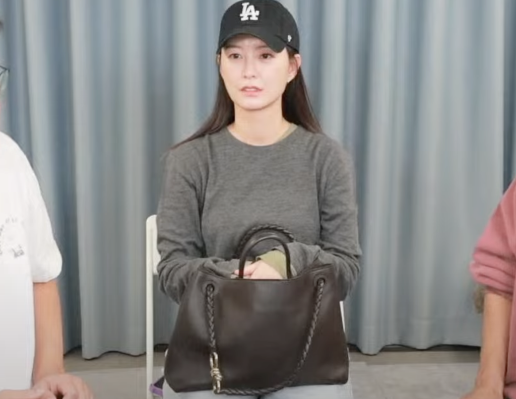 정유미의 보테가 베네타 신상 가방 속엔 뭐가 들었나