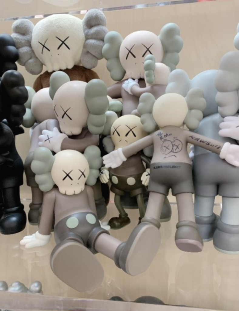 BTS가 애정하는 카우스(KAWS), 국내 첫 개인전